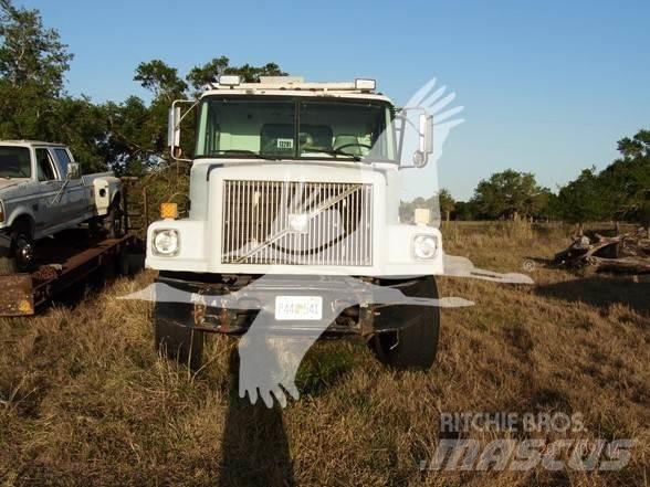 Volvo WG64 給水車