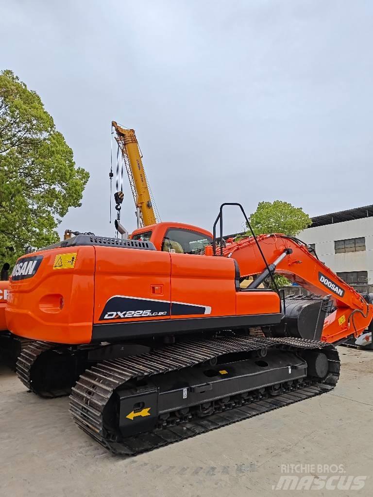 Doosan DX 225 LC 大型油圧ショベル12t以上（パワーショベル・ユンボ）