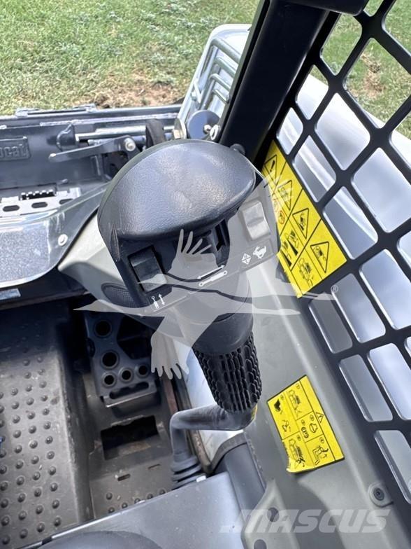 Bobcat T450 スキッドステアローダー