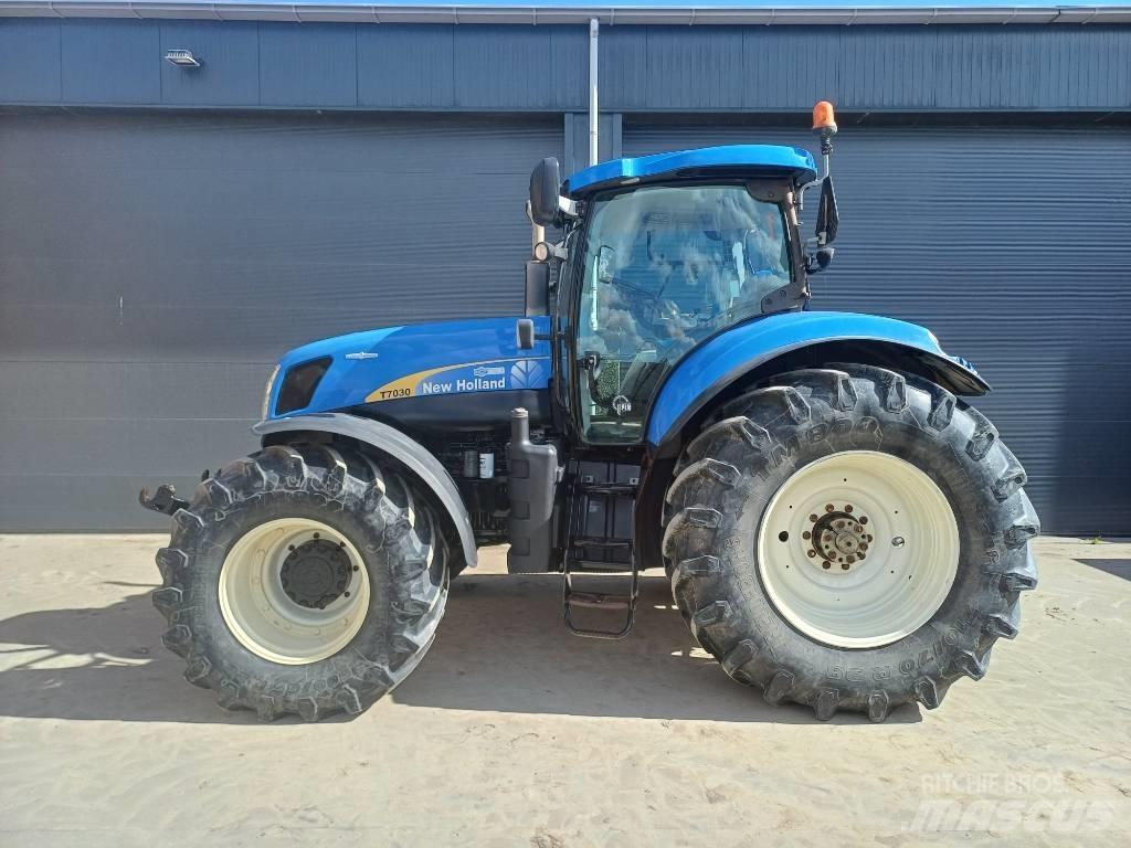 New Holland T7030AC トラクター