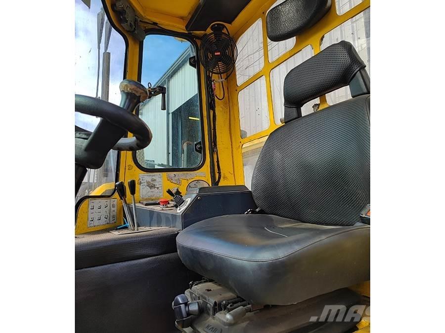 Combilift C4000 全方向リーチ型フォークリフト