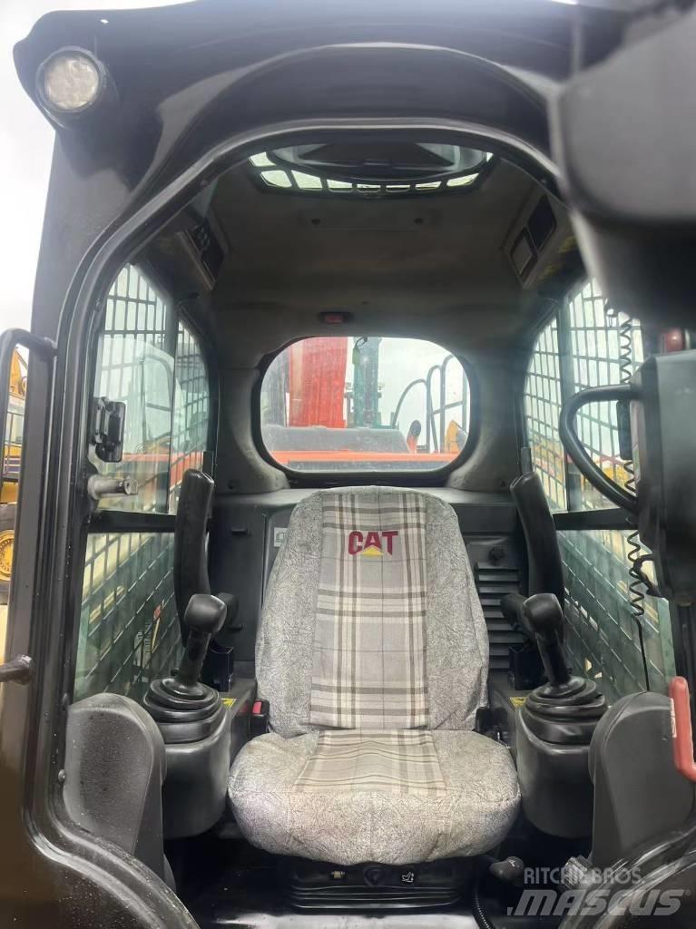 CAT 246 D スキッドステアローダー