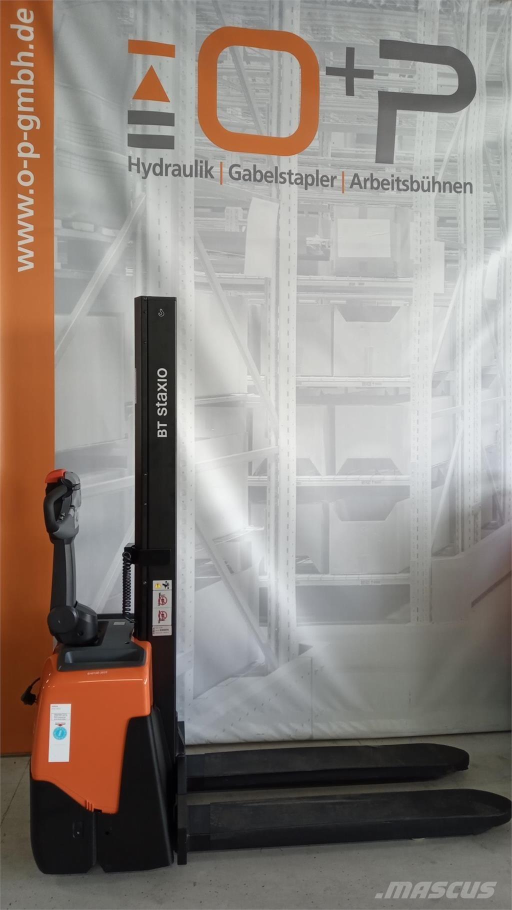 Toyota HWE100 自走式スタッカー