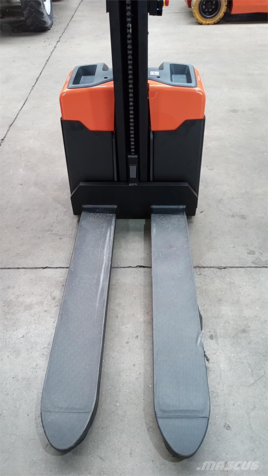 Toyota HWE100 自走式スタッカー