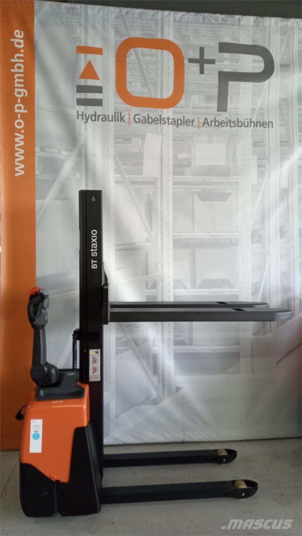 Toyota HWE100 自走式スタッカー