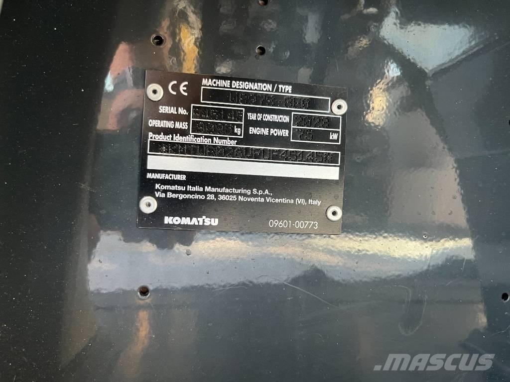 Komatsu WB 97 S-8 バックホーローダー