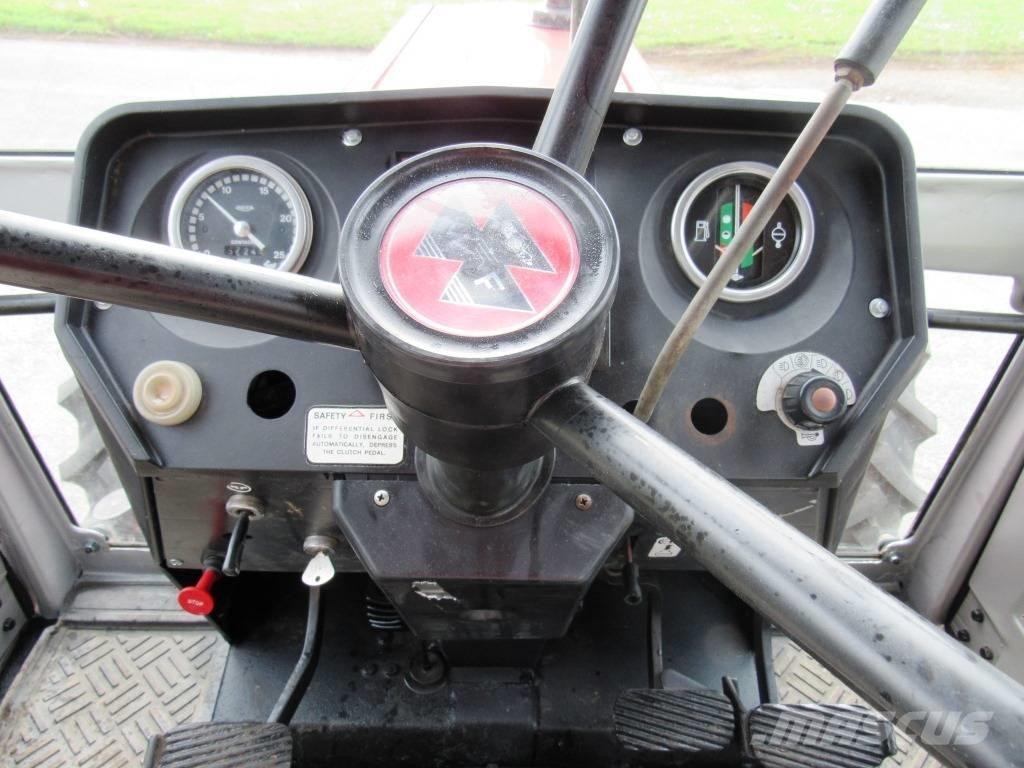 Massey Ferguson 690 トラクター