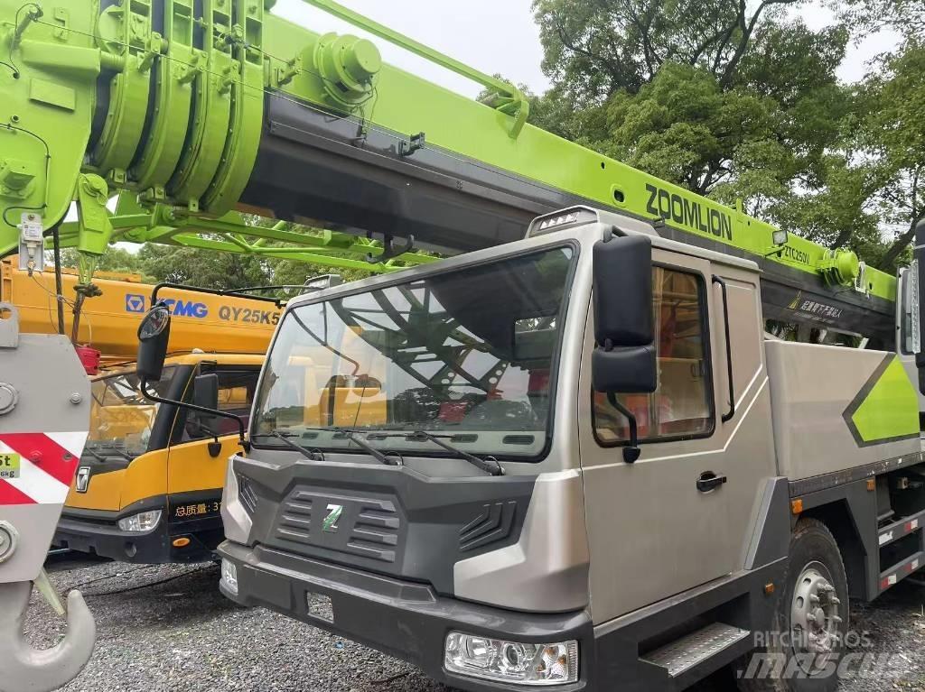 Zoomlion 25 T オールテレーンクレーン
