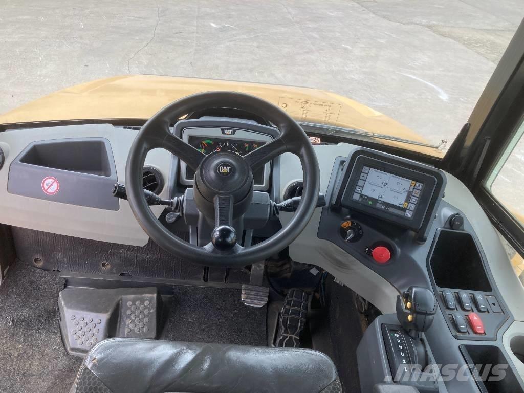 CAT 745 アーティキュレート式ダンプトラック