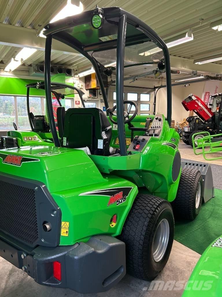 Avant 528 スキッドステアローダー