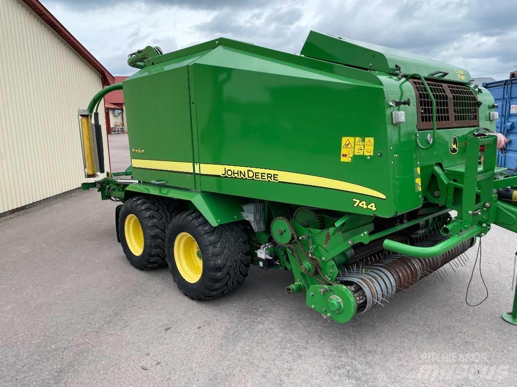 John Deere 744 H ラウンドベーラー
