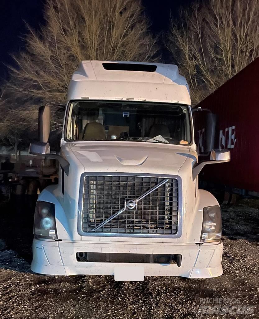 Volvo VNL 42 670 中古トラクターヘッド | トレーラーヘッド