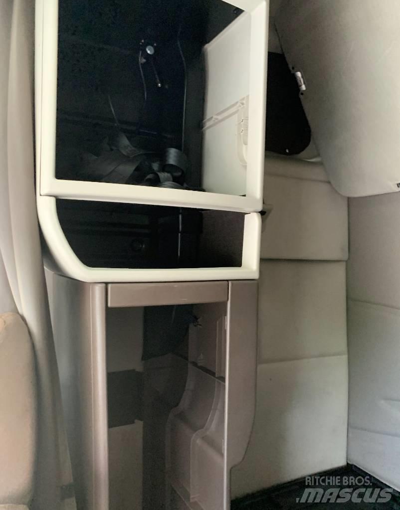 Volvo VNL 42 670 中古トラクターヘッド | トレーラーヘッド