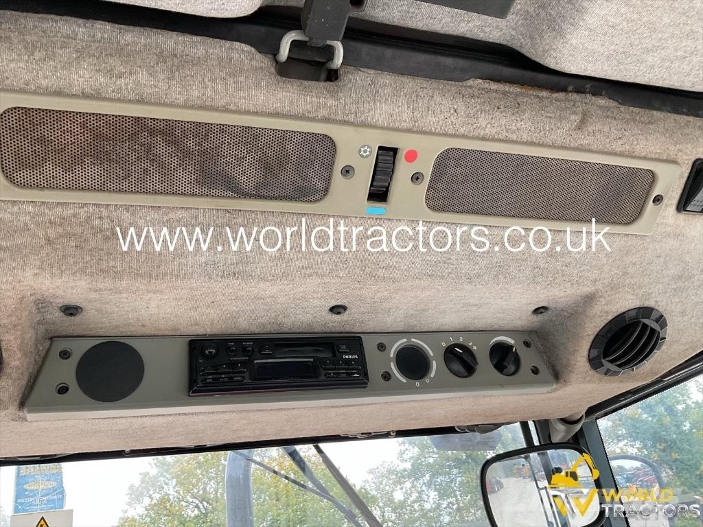 Massey Ferguson 4235 トラクター