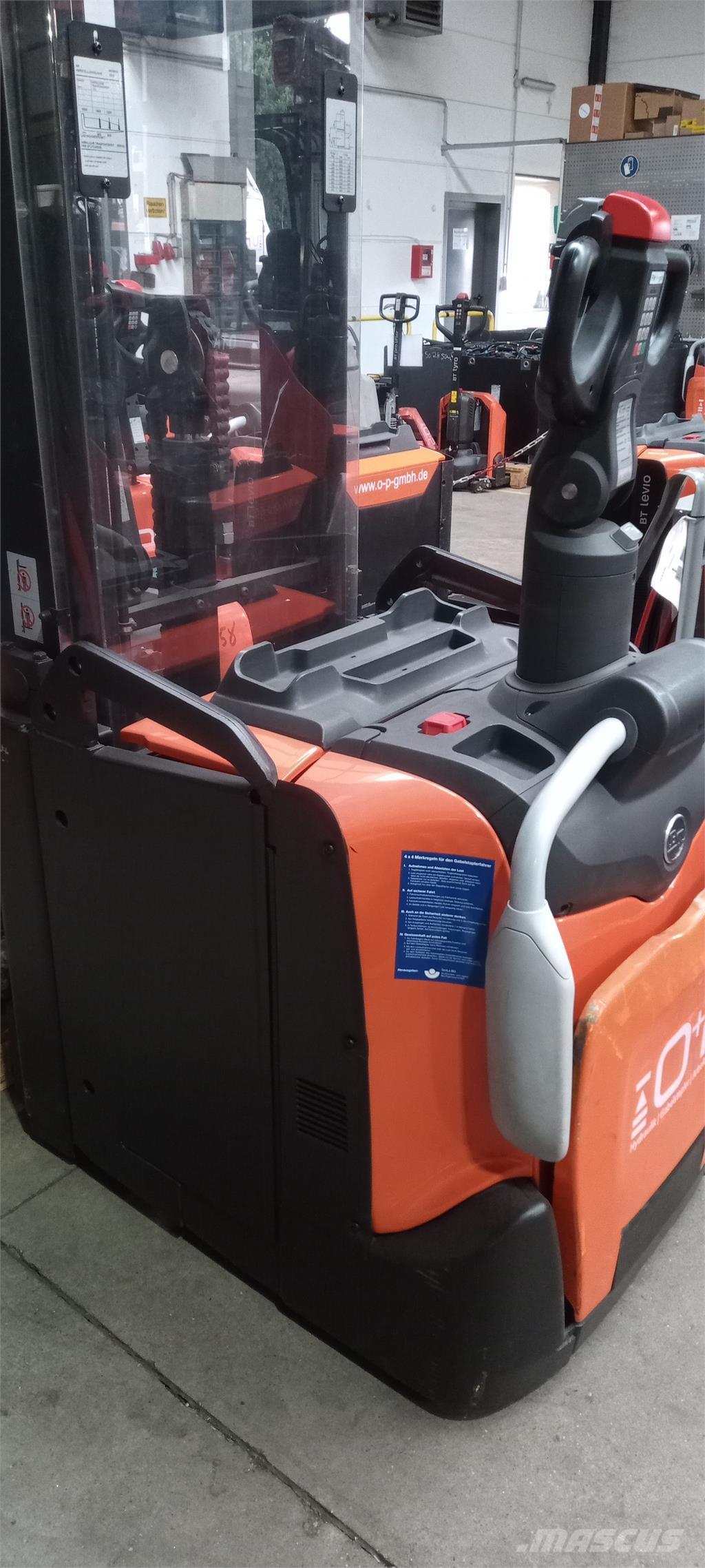 Toyota SPE160L 自走式スタッカー