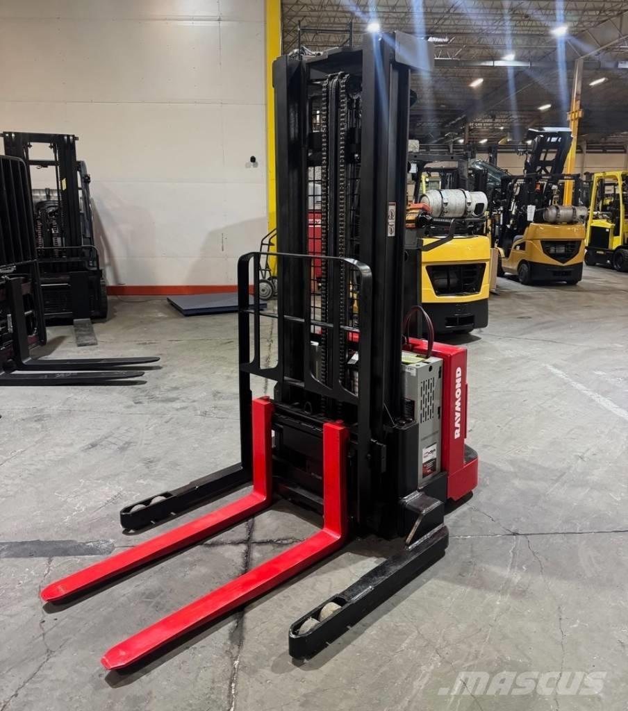 Raymond RSS40 自走式スタッカー