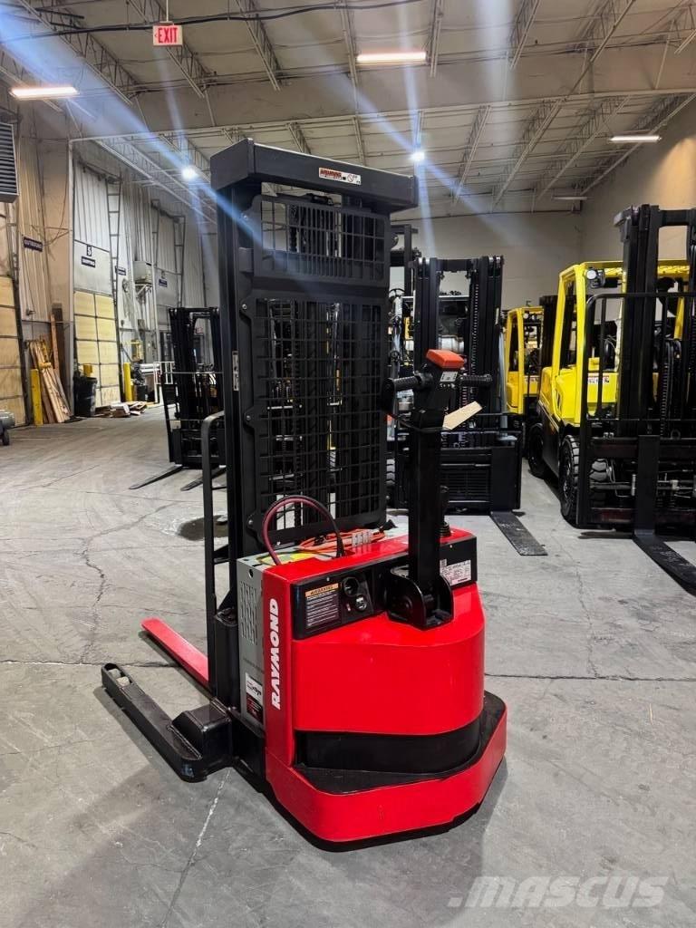 Raymond RSS40 自走式スタッカー