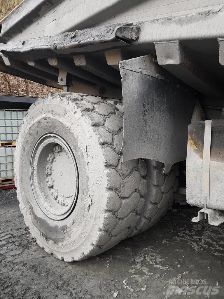 Komatsu HD 465-5 リジットフレーム式ダンプトラック