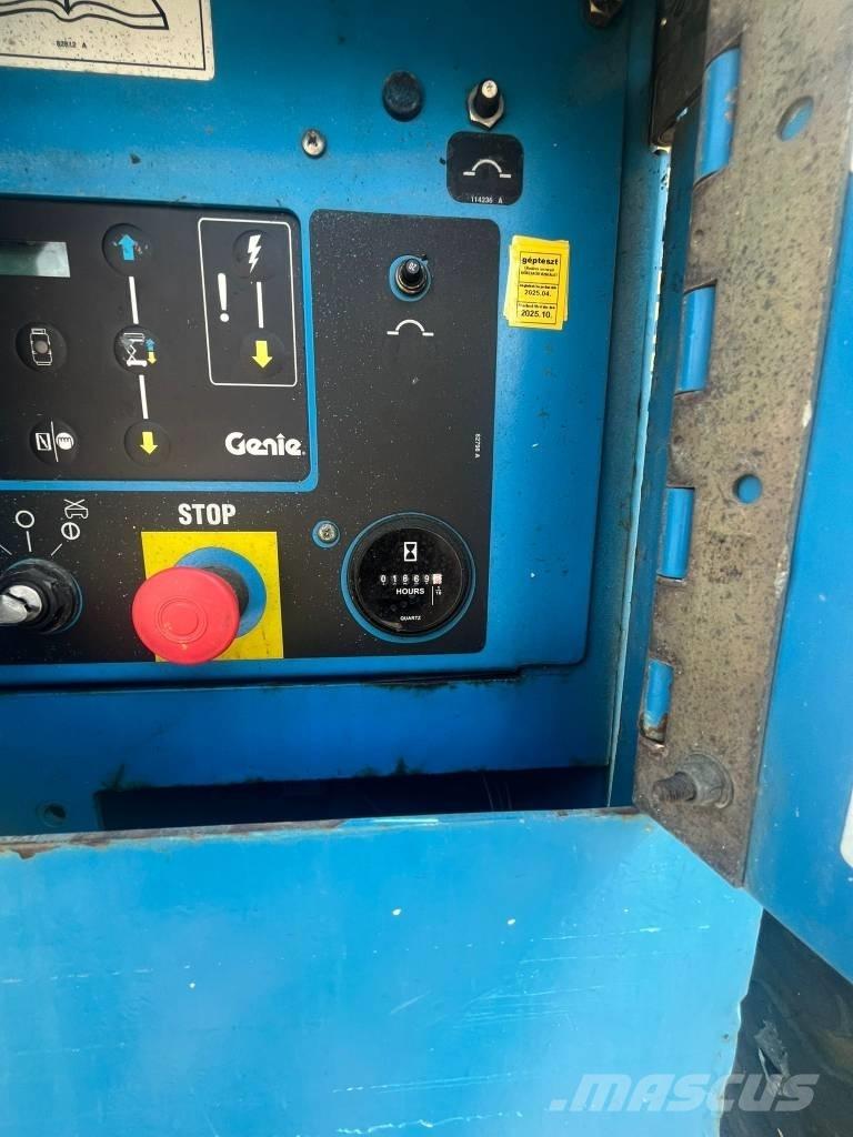 Genie GS 3384 RT シザースリフト