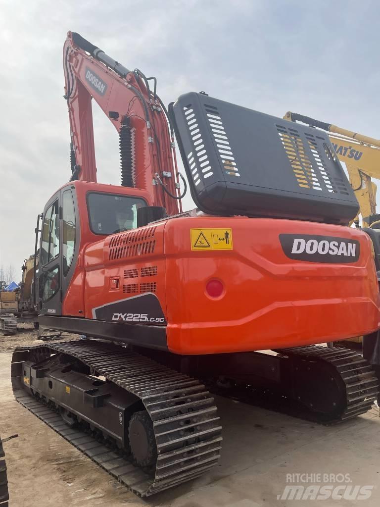 Doosan DX 225 大型油圧ショベル12t以上（パワーショベル・ユンボ）