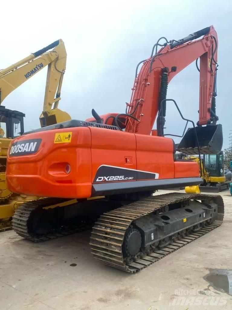 Doosan DX 225 LC 大型油圧ショベル12t以上（パワーショベル・ユンボ）