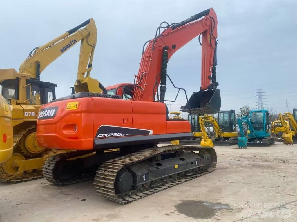Doosan DX 225 LC 大型油圧ショベル12t以上（パワーショベル・ユンボ）