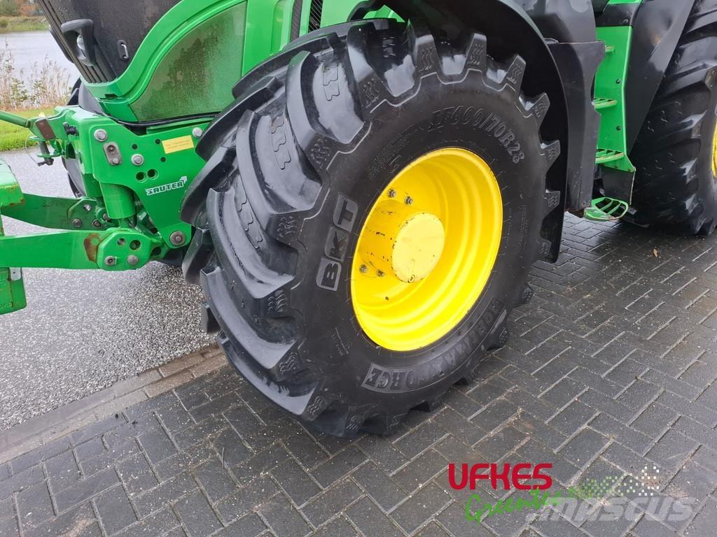 John Deere 6215 R トラクター