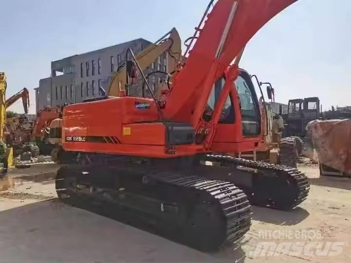 Doosan DX 225 LC 大型油圧ショベル12t以上（パワーショベル・ユンボ）