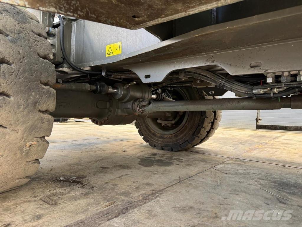 Sennebogen 825M E 廃棄物／工業産廃処理機