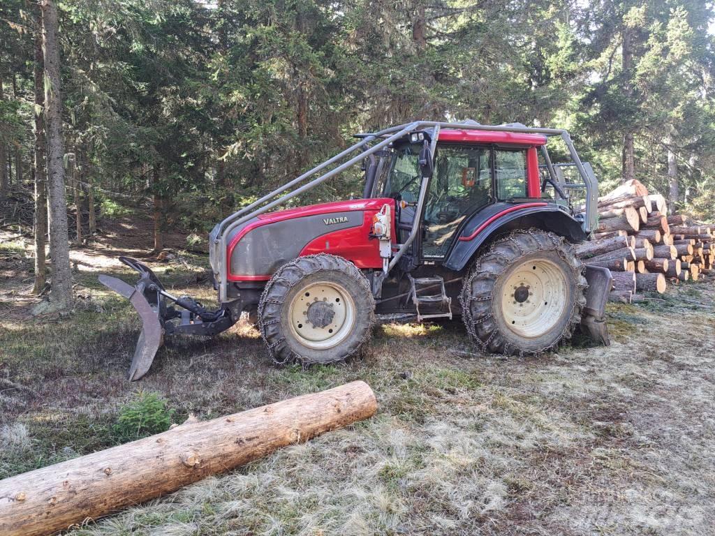 Valtra T 151 トラクター