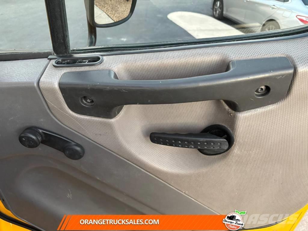 Freightliner M2 平ボディー