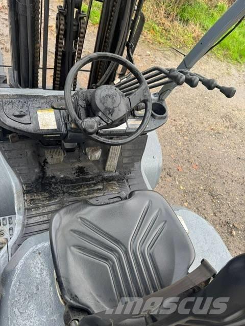 Toyota 8 FDF 30 ディーゼル・軽油