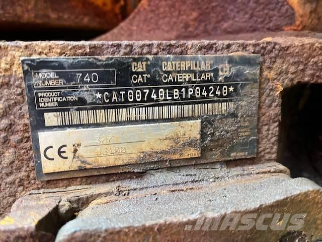 CAT 740 アーティキュレート式ダンプトラック