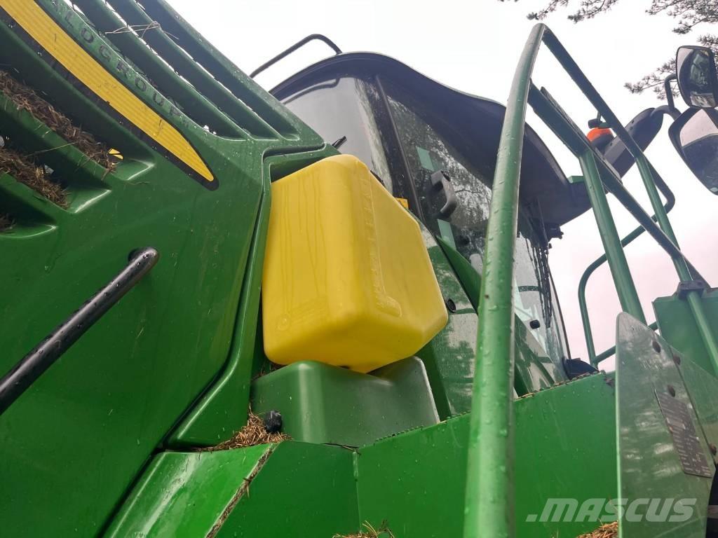 John Deere 8300 自走式フォレージハーベスター