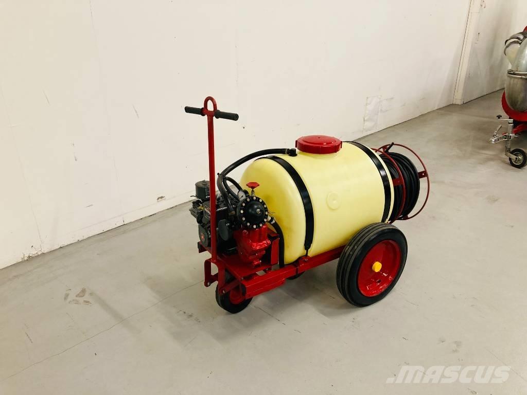 Hardi TR3-200 牽引型スプレイヤー
