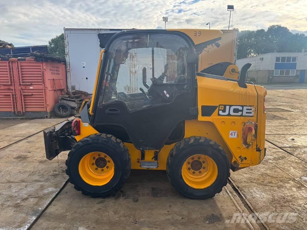 JCB 250T4 スキッドステアローダー