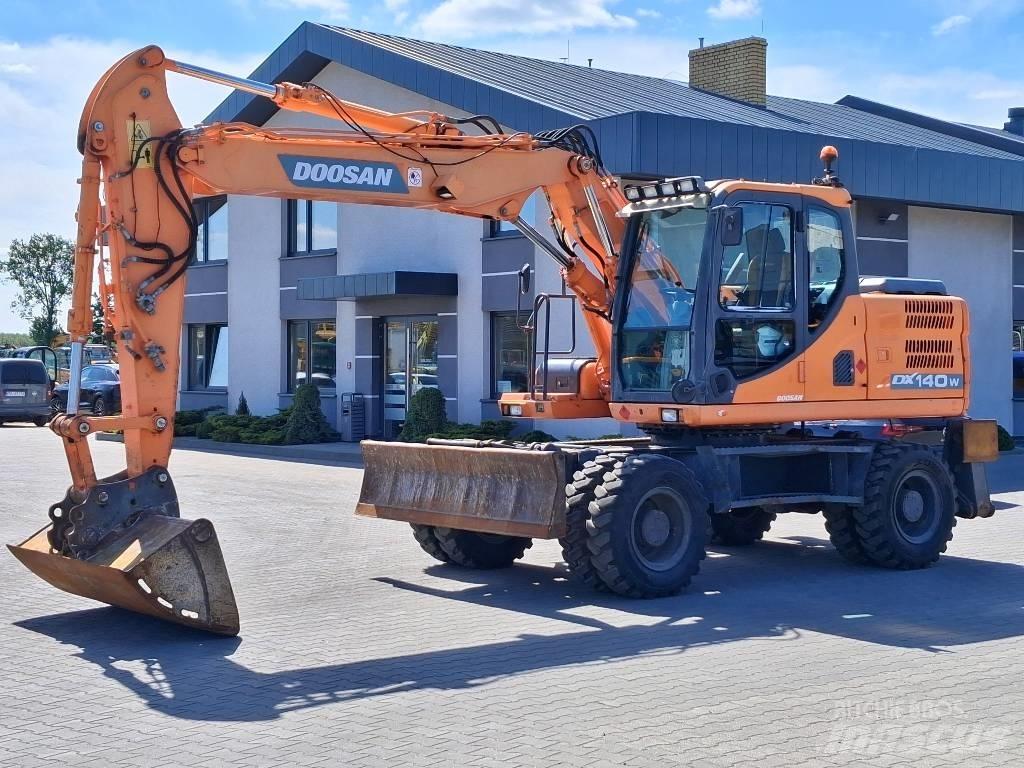 Doosan DX 140 W-3 ホイール式油圧ショベル（パワーショベル・ユンボ・バックホー）