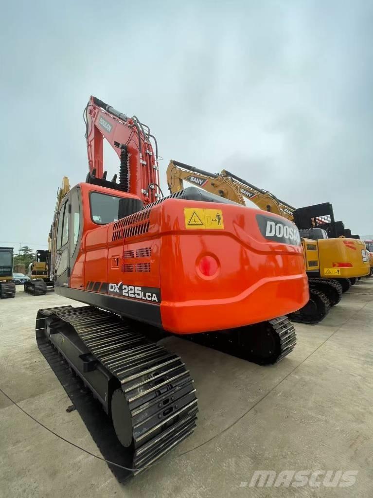 Doosan DX 225 LC 大型油圧ショベル12t以上（パワーショベル・ユンボ）
