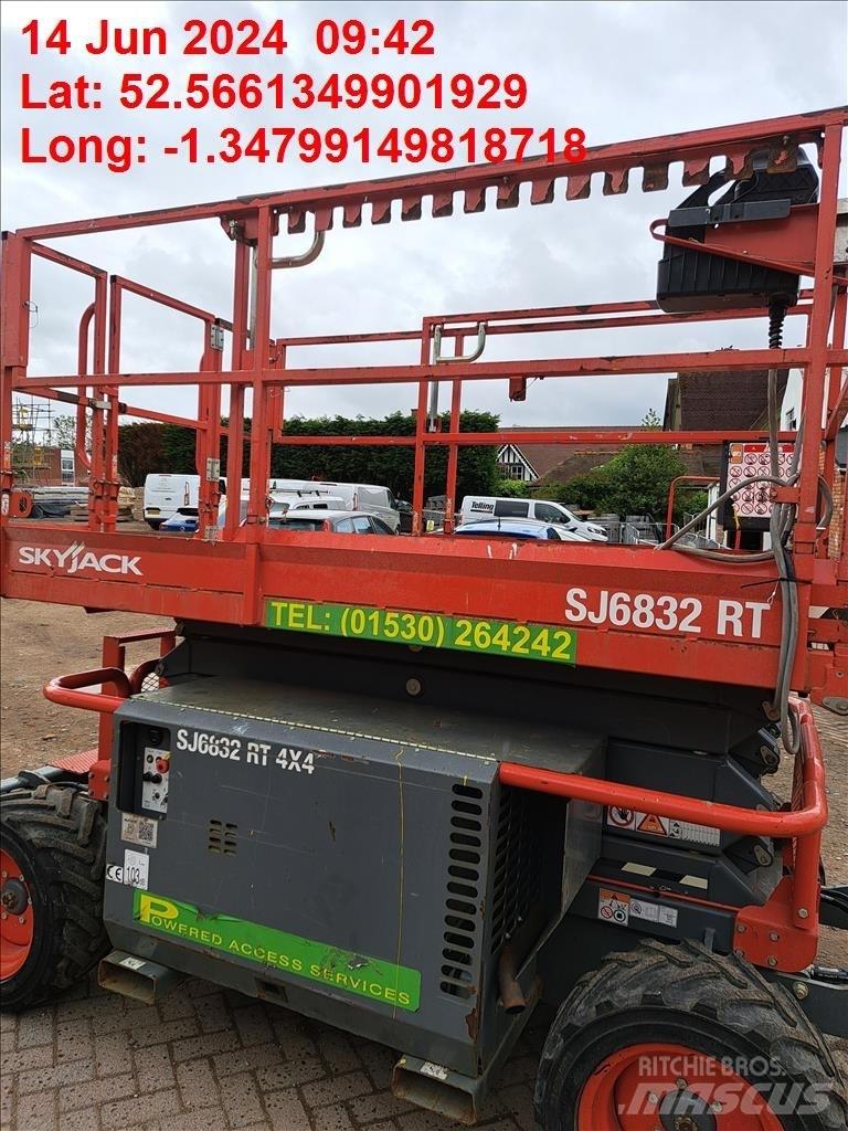 SkyJack SJ 6832 RT シザースリフト