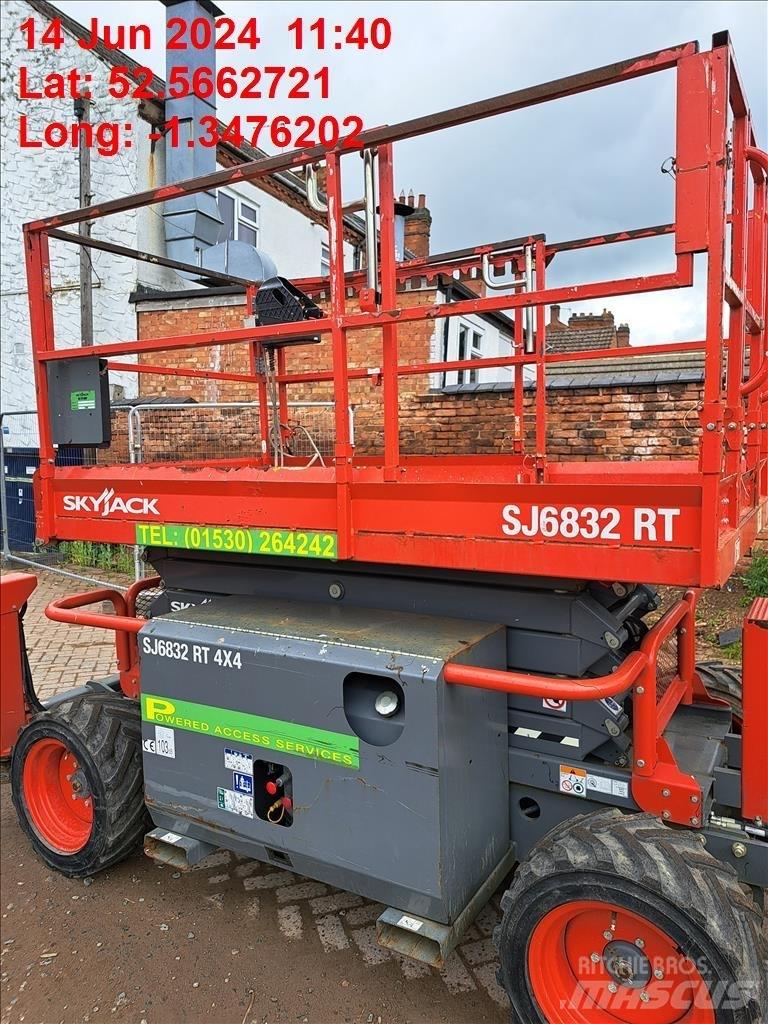 SkyJack SJ 6832 RT シザースリフト