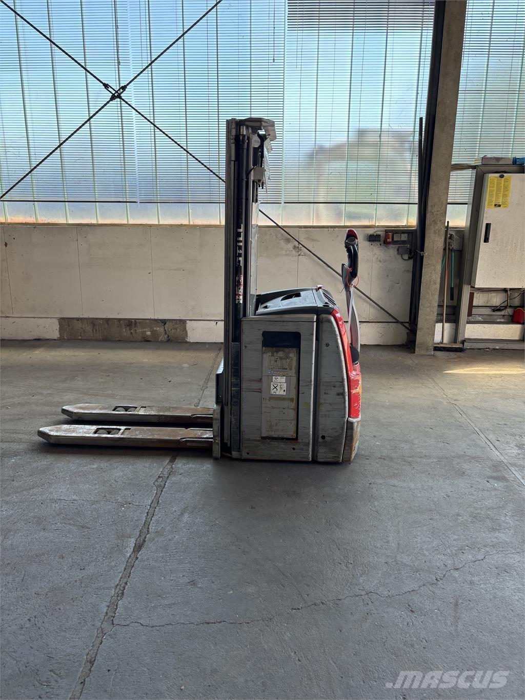 Still EXV 16 自走式スタッカー