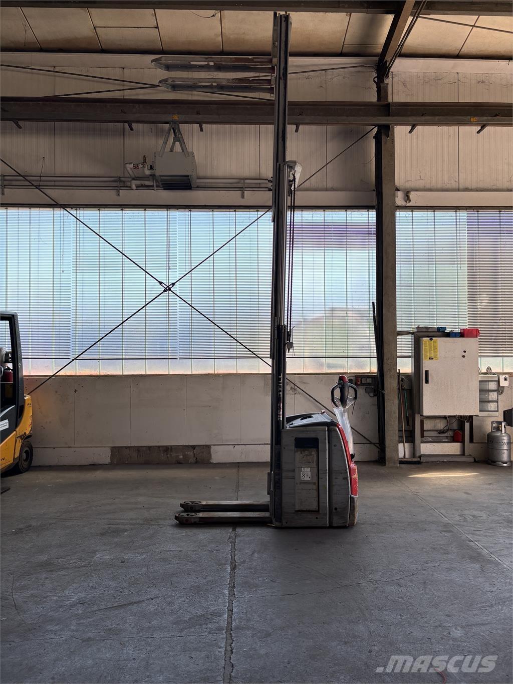 Still EXV 16 自走式スタッカー