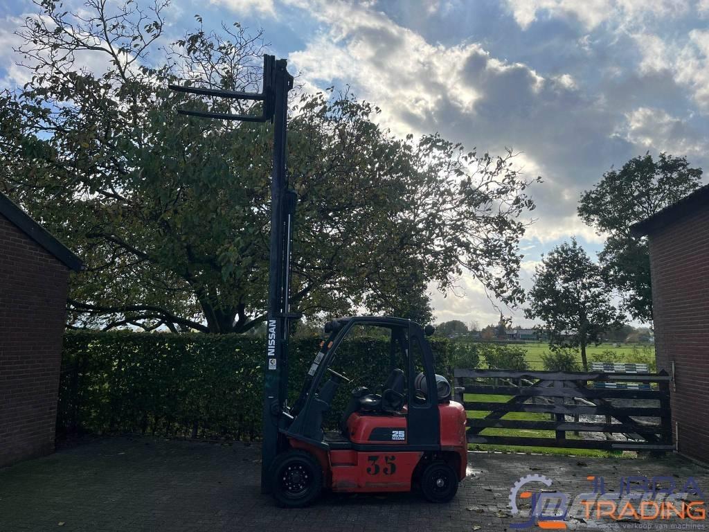 Nissan UD02A25PQ LPGフォークリフト