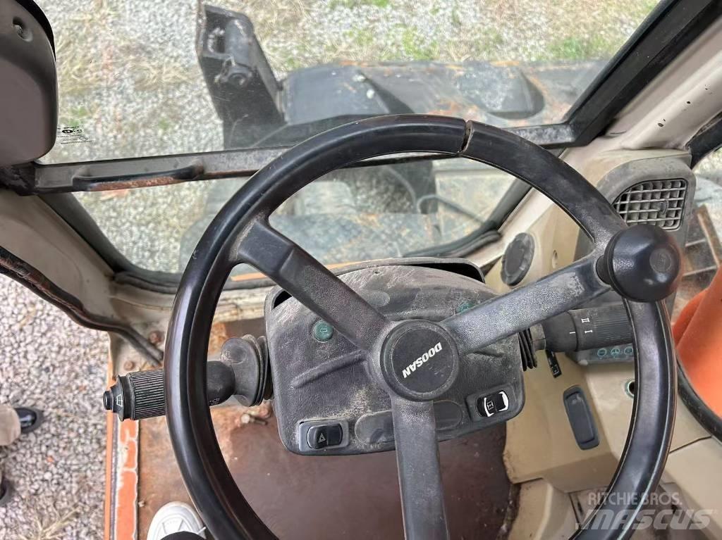 Doosan DH 210 W ホイール式油圧ショベル（パワーショベル・ユンボ・バックホー）