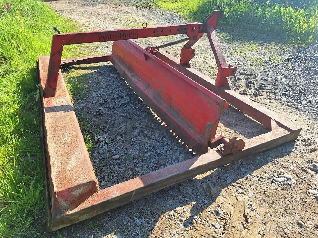 Runni Peltolana 300 道路用レーキ