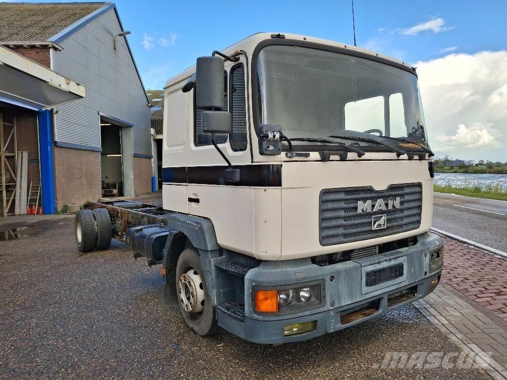 MAN 14.220 キャブ付きシャーシ