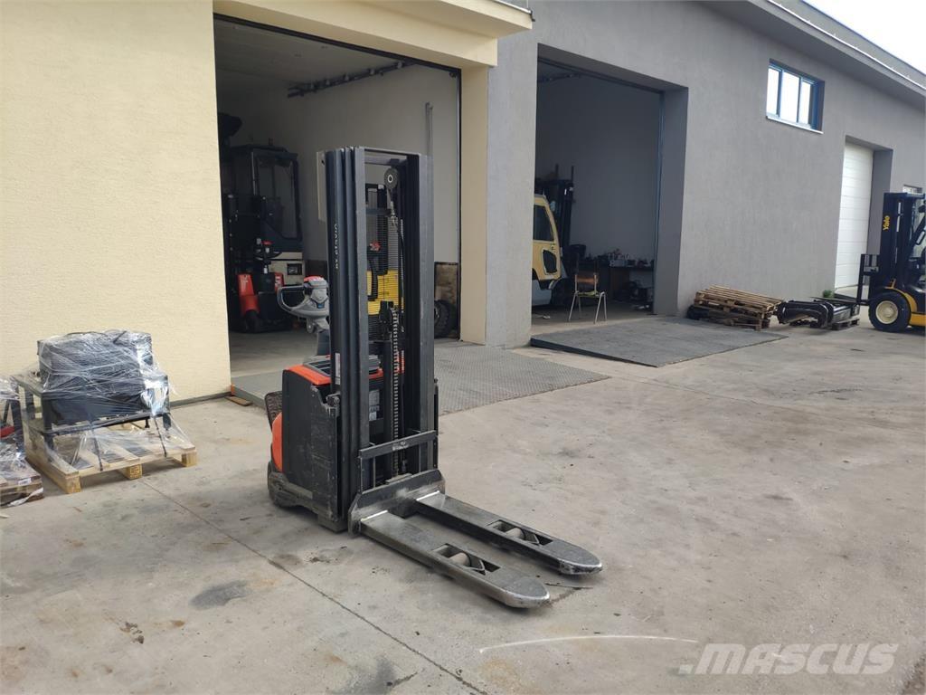 BT SWE120 自走式スタッカー