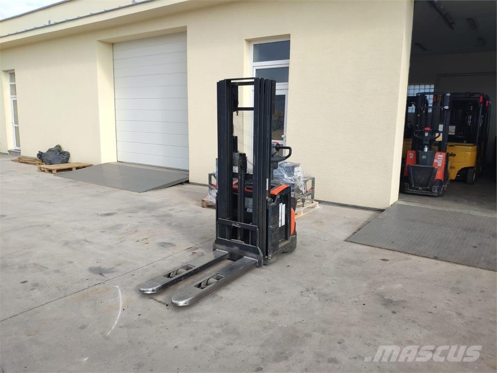 BT SWE120 自走式スタッカー