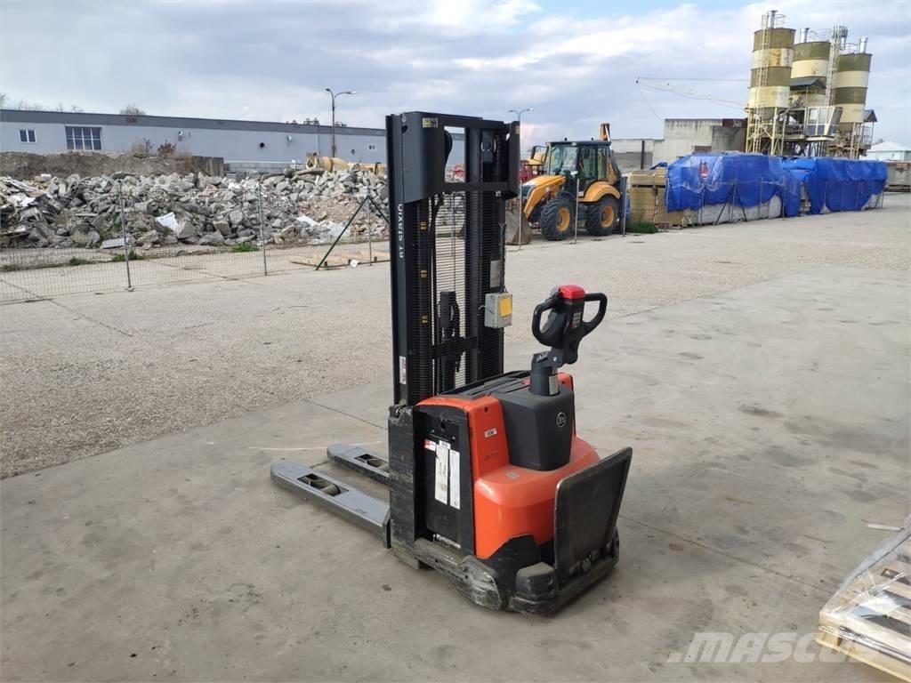 BT SWE120 自走式スタッカー
