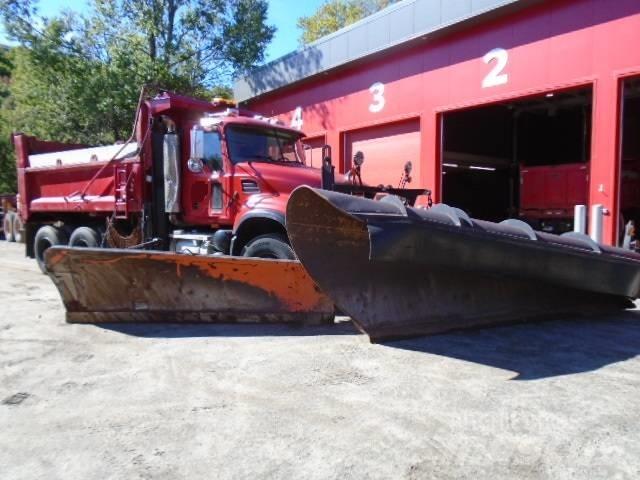 Mack CV 713 スノーブレードとプラウ